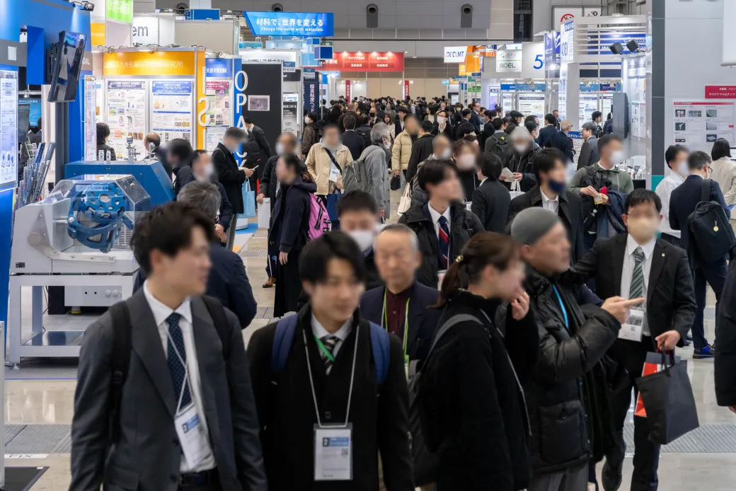 多くの来場者で賑わう nano tech の展示会場通路